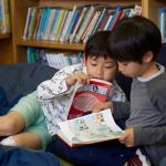福冈国际学校的小朋友在图书馆看书