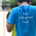 京都国际学校的学生穿着印有学校名字的T恤
