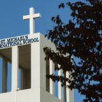 圣迈克尔国际学校的教学楼顶的十字架