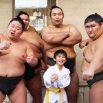 东京国际学校的小男孩和相扑在一起