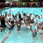 斯威士兰卡姆拉巴世界联合学院的学生在游泳池里
