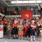 巴布亚新几内亚澳大利亚国际学校的学生梦在教学楼里聚会
