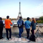 巴黎国际学校的学生在埃菲尔铁塔前绘画