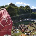 斯德哥尔摩国际学校的校旗和学生们在草坪上聚会