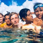 塔希提岛国际学校的学生在大海里游泳