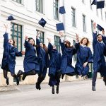 维也纳阿玛多伊斯国际学校的毕业生跳起来扔毕业帽