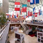 汉诺威地区国际学校的教学楼内挂着各国旗子