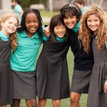 迪拜诺德安达国际学校的几个女孩子开心的肩搭肩