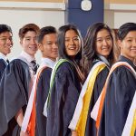 曼谷哈罗国际学校的学生穿着毕业福