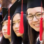 曼谷哈罗国际学校的学生戴着毕业帽