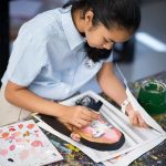 曼谷哈罗国际学校的学生进行美术创作