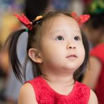 曼谷哈罗国际学校的穿红裙子、戴红色蝴蝶结的小女孩
