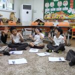 亚太国际学校的学生坐在地板上玩游戏