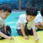 亚太国际学校的学生在彩纸上写字