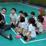 亚太国际学校的老师给学生讲故事