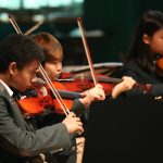 亚太国际学校的学生拉小提琴