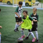 亚太国际学校的学生踢足球