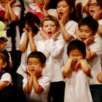京畿道水原市国际学校的学生集体演唱