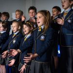 马尼拉国王学校的学生们唱歌