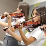 马尼拉国王学校的学生拉小提琴