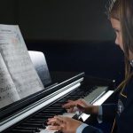 马尼拉国王学校的学生弹钢琴