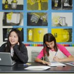 韩国国际学校板桥校区的学生在阅览室学习