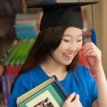 光州外国学校的女学生开心的戴着毕业帽
