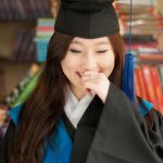 光州外国学校的女学生戴着毕业帽