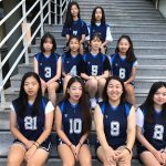 光州外国学校的女子篮球队坐在楼梯上