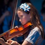 光州外国学校的女孩拉小提琴