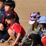 光州外国学校的学生坐在赛场边看比赛
