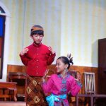 山景基督教学校的学生舞台表演