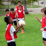 菲律宾ONE国际学校的学生踢足球
