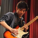 首尔国际学校的学生弹电吉他