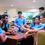 UWC东南亚的学生进行小组讨论