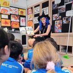 UWC东南亚的老师穿着巫师服给学生讲故事