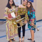 拉各斯美国国际学校的学生拿着乐器