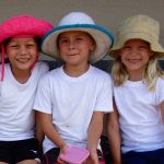 拉各斯美国国际学校的学生戴着太阳帽