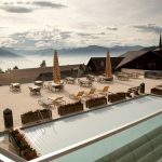 博苏蕾高山学院房顶上的游泳池、野餐桌和躺椅