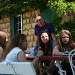 布里兰特蒙特国际学校的学生在室外讨论小组作业