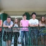 布里兰特蒙特国际学校的学生站在寝室阳台上