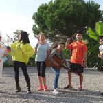 布里兰特蒙特国际学校的学生在室外弹唱