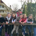 伯尔尼英国学校的8个女学生在外面，凭着桥栏开心地看镜头