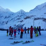 伯尔尼英国学校的学生们在雪山练习滑雪