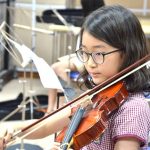 河内英国越南国际学校的学生拉小提琴