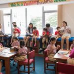胡志明市英国越南国际学校的学生们在教室里讲故事