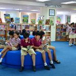 胡志明市英国越南国际学校的学生在图书馆看书