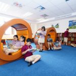 胡志明市英国越南国际学校的学生们在图书馆看书