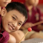 胡志明市英国越南国际学校的小男孩微笑着看着镜头