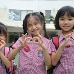 胡志明市英国越南国际学校的学生比心